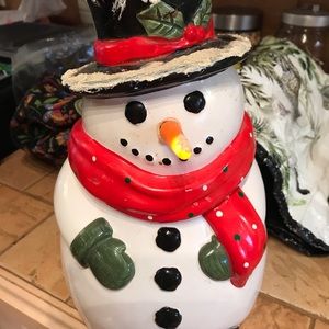 Ceramic cookies pot play music when you open it